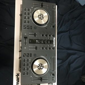 Numark mixtrack 3